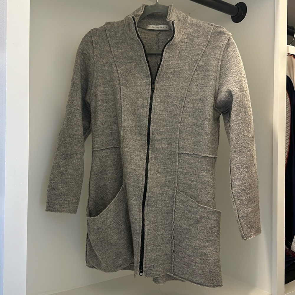 Cut loose wool jacket with cropped sleeves and zipper
